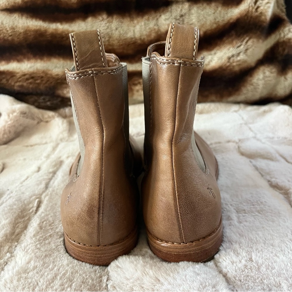 Frye Anna Chelsea Ankle Bootie Boots Ash Brown - Size 7.5 - Picture 4 of 9